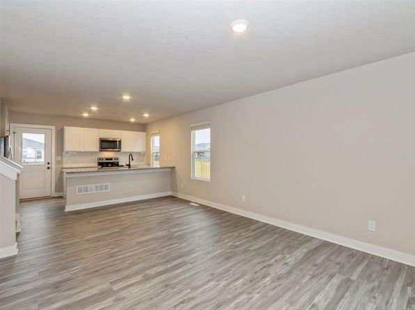 221 Knoll Ridge Dr, Hills, IA 52235