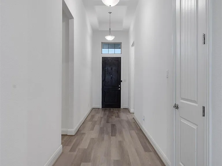 504 Pulitzer Dr — Photo 4
