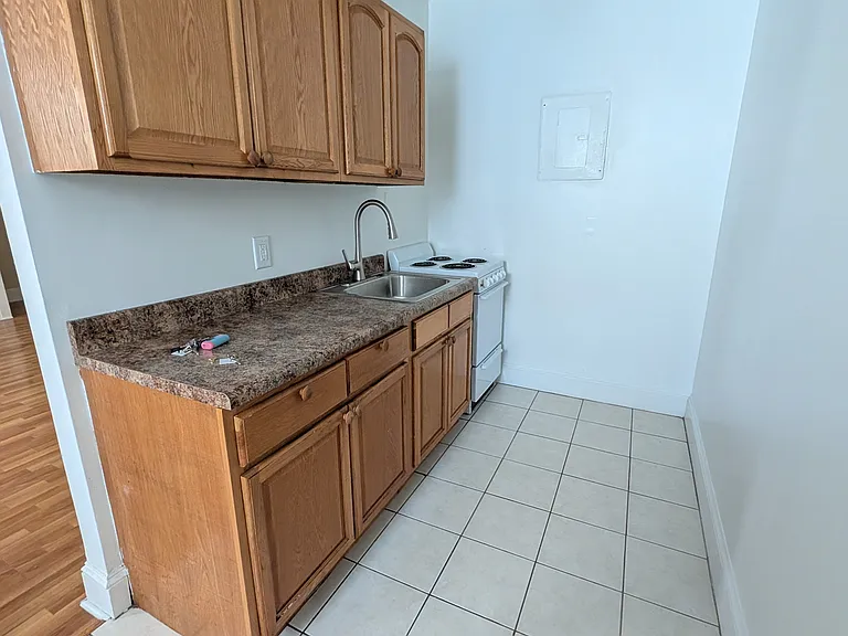 Kings Manor Apartments — Photo 29