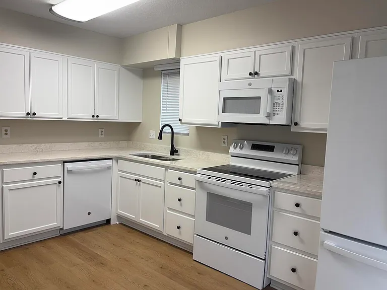646 Center Court Dr — Photo 6