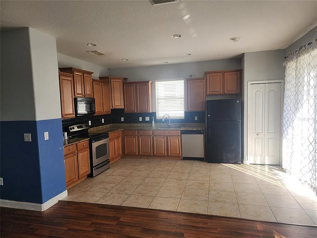 3 bed, 2.0 bath, 1525 sqft, $2,100 — Photo 2