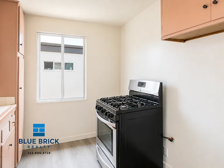 1055 N El Centro Ave #8 — Photo 12