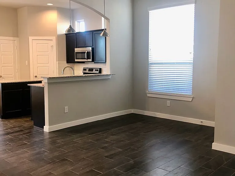 925 Chaparral Trl — Photo 4