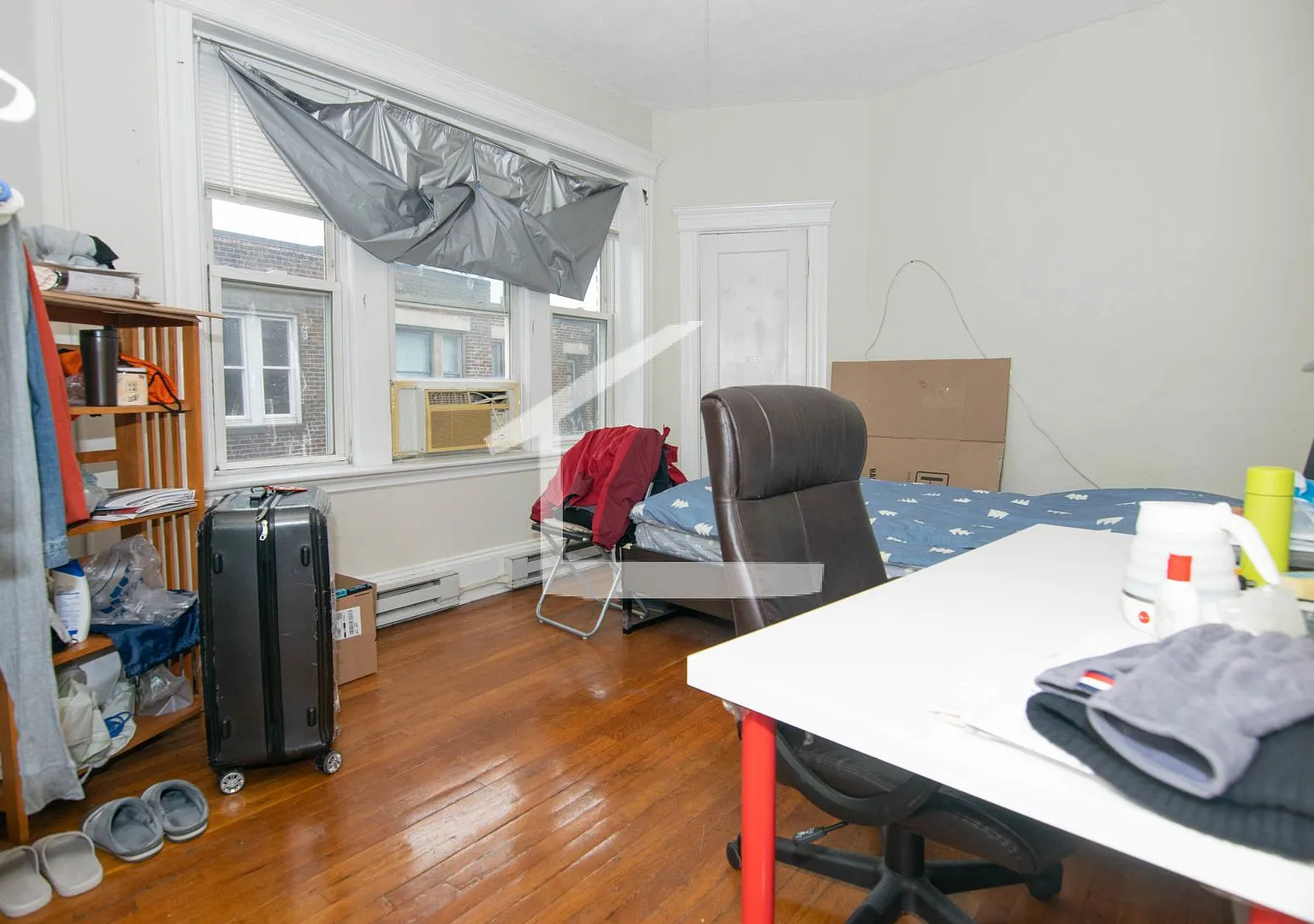 Mission Hill Area. No Brokers Fee, Hot Water Included, Eat-in Kitchen, Parking for Rent — Photo 2