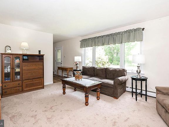 5th image of 103 Bradford Dr