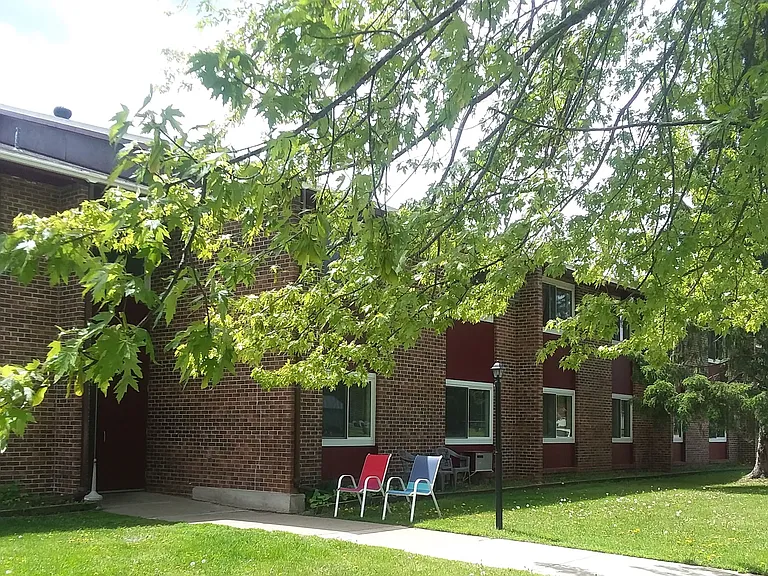 207 Cedar St NE — Photo 3