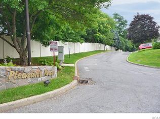 4 Pleasant Ridge Rd, Valhalla, NY 10595