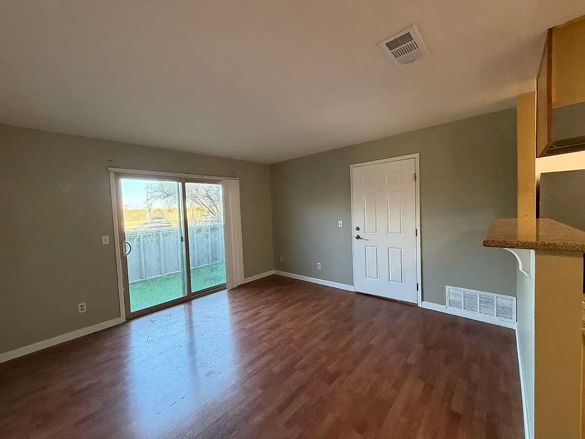 Building Photo - 2155 Lakeview Cir