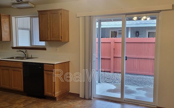 5th image of 2210 SW Bridge St