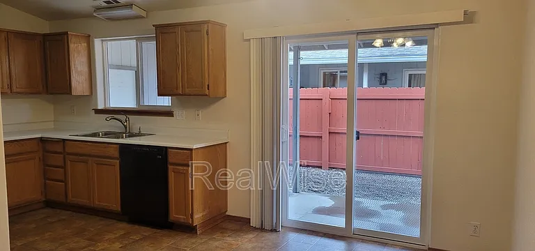 2210 SW Bridge St — Photo 5