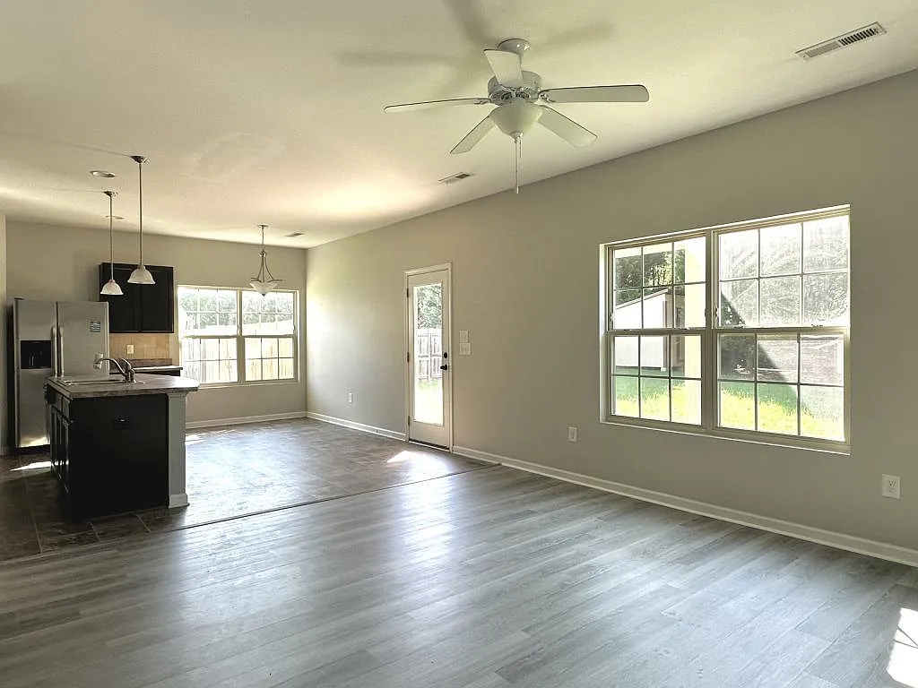 717 Bellingham Way — Photo 3