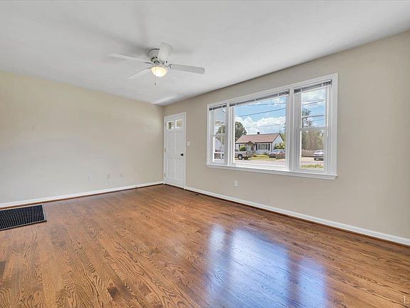 5th image of 4933 Hildebrand Rd NW