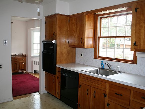 Large Eat-in Kitchen