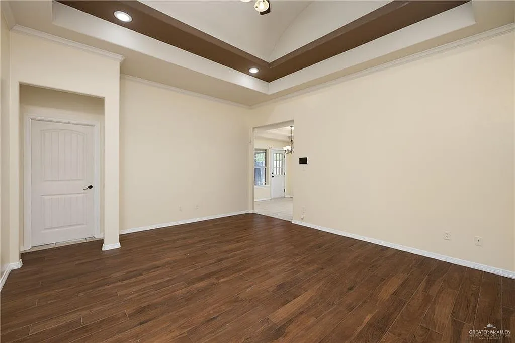3 bed, 2.0 bath, 1356 sqft, $2,000 — Photo 4
