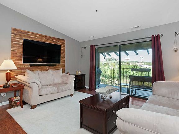3rd image of 21W581 North Ave APT 83