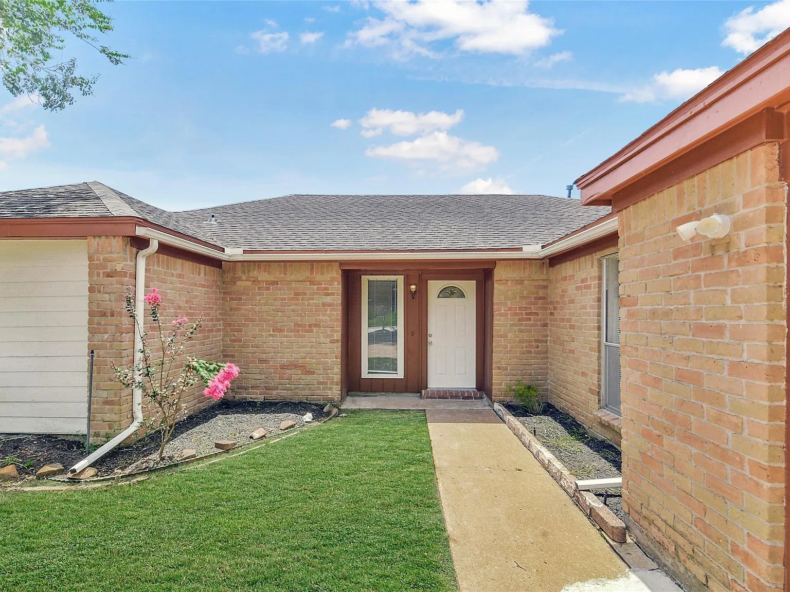 4 bed, 2.0 bath, 2293 sqft, $2,200 — Photo 2