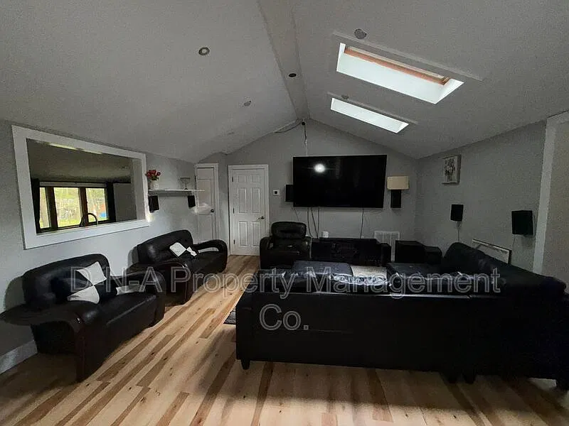 3 bed, 2.0 bath, 1686 sqft, $2,250 — Photo 3