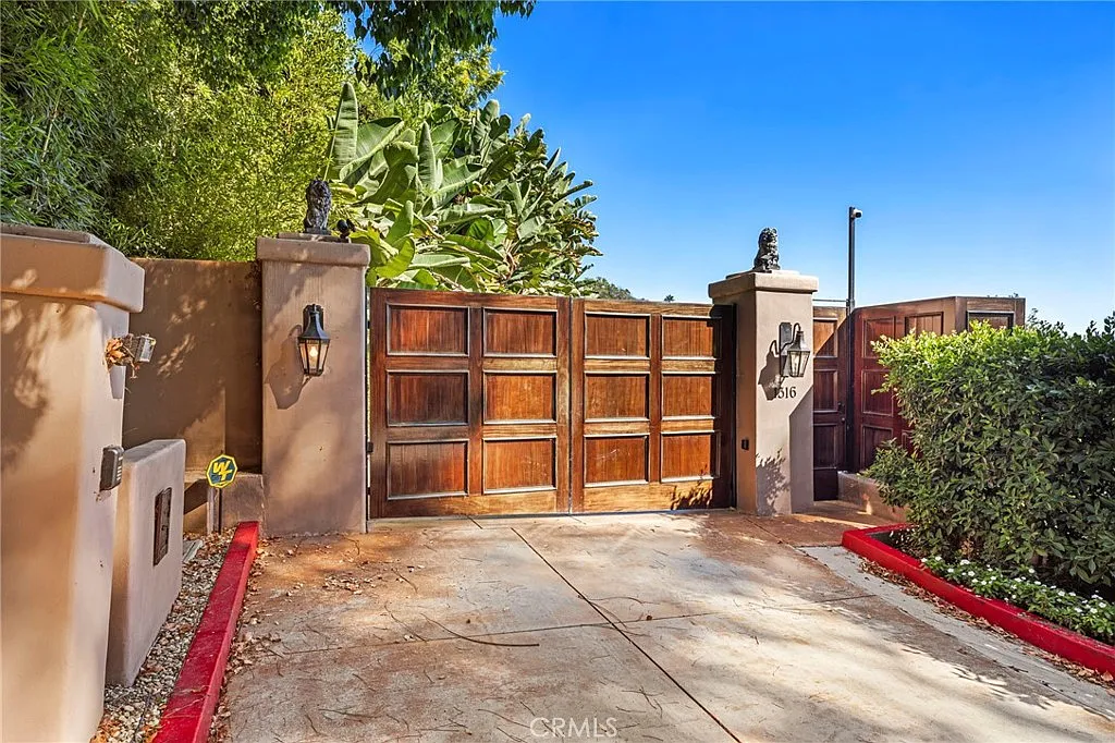 5 bed, 8.0 bath, 5875 sqft, $18,500 — Photo 1