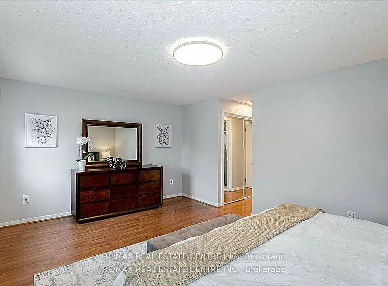 2046 Glenada Cres — Photo 22