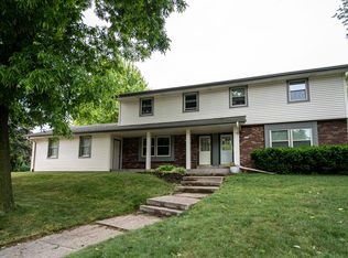 2500 Pebble Valley Rd, Waukesha, WI 53188