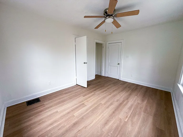 2143 Leonard Ave — Photo 9