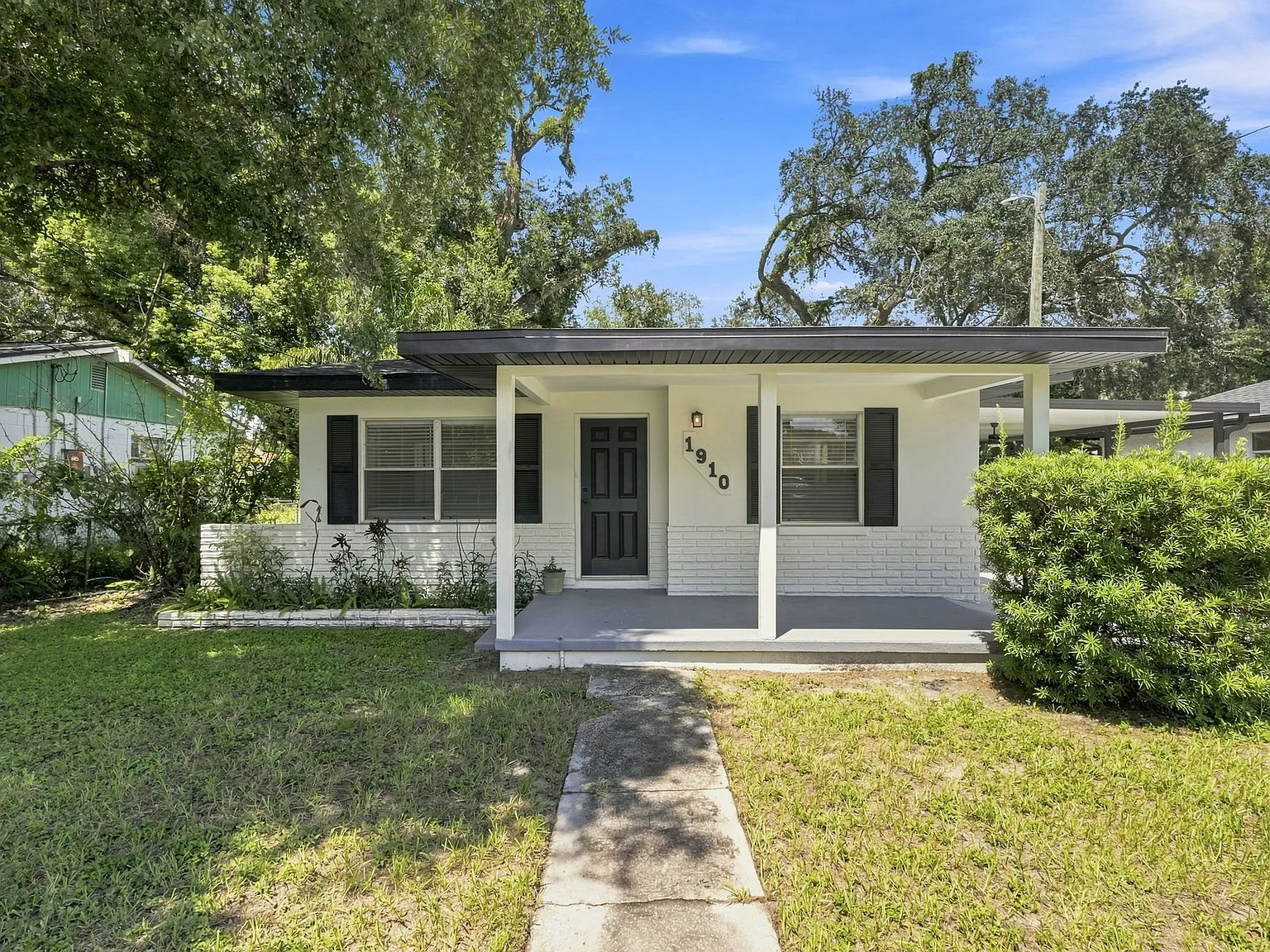 3 bed, 1034 sqft, $2,000 — Photo 2