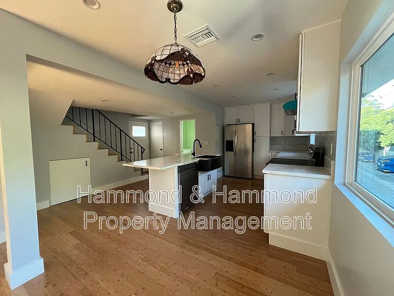 5722 Woodman Ave — Photo 2