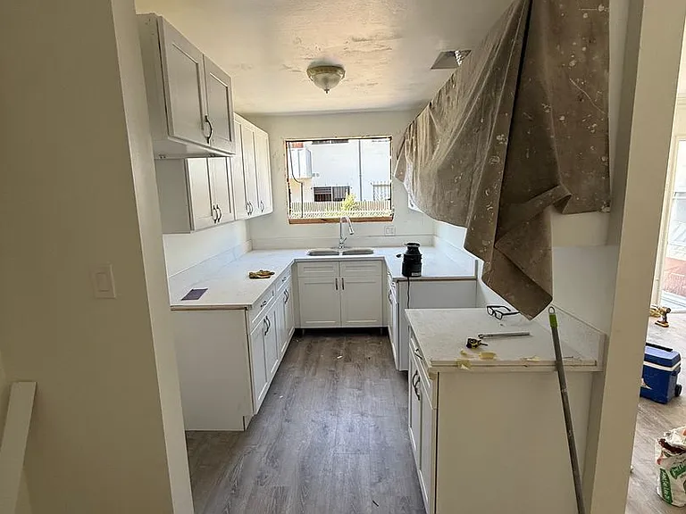 815 S Wilton Pl — Photo 2