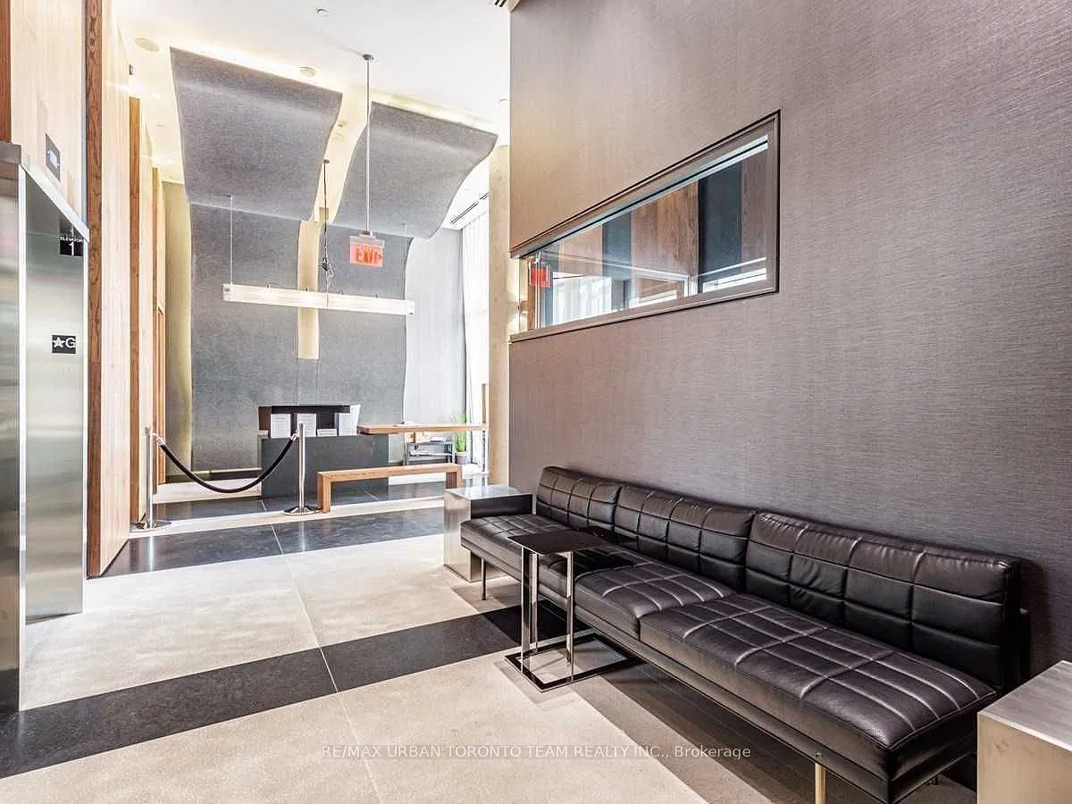 435 Richmond St W — Photo 2