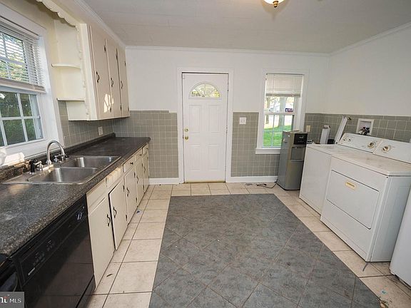 4th image of 600 E College Ave