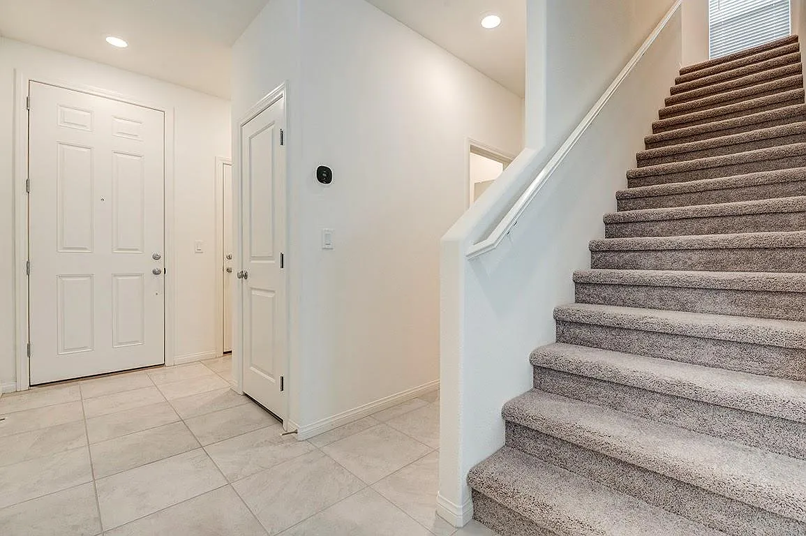5 bed, 2469 sqft, $2,650 — Photo 4