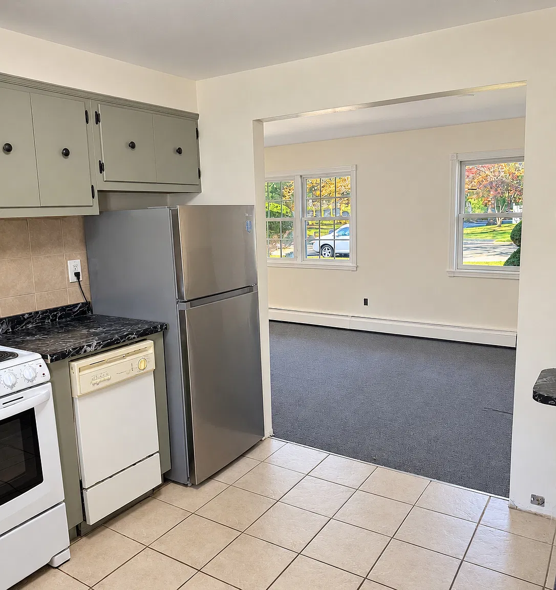 Cedar Crest Dr, Dix Hills — Photo 3