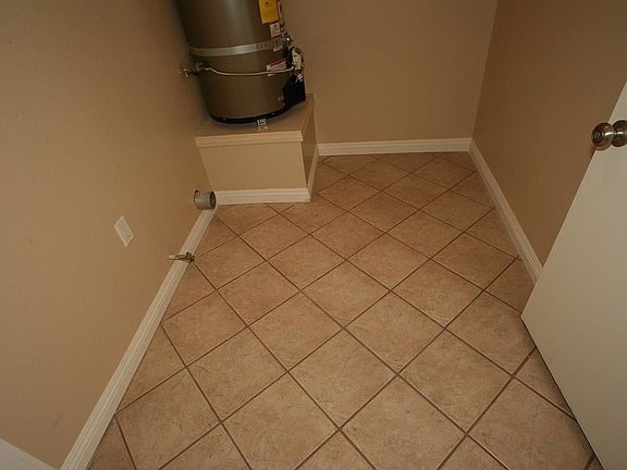 3rd image of 22428 De Soto St