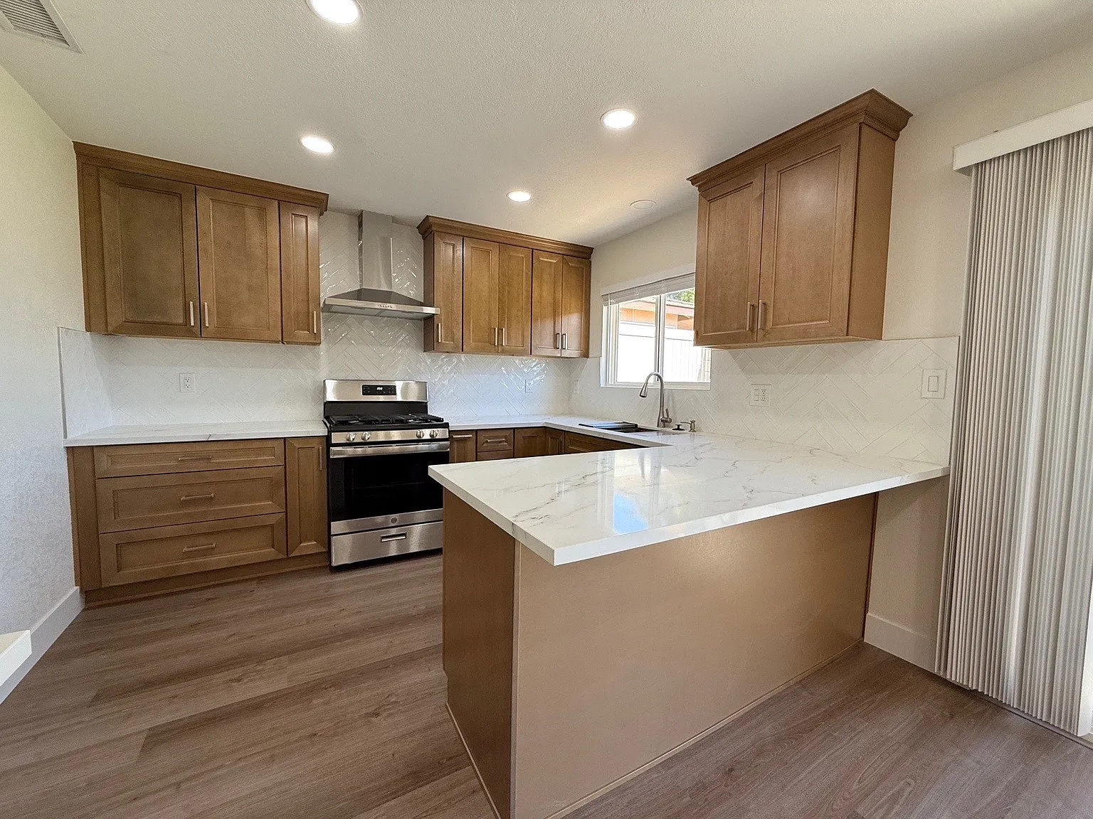 3 bed, 1056 sqft, $4,180 — Photo 2