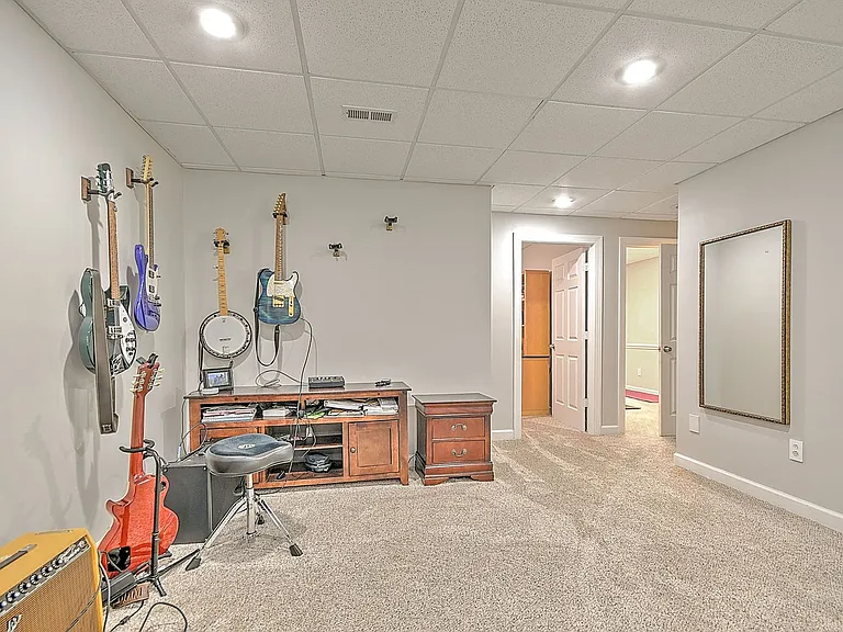 9 Wayland Ct — Photo 45