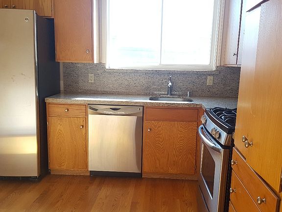 3rd image of 221 Baltimore Way