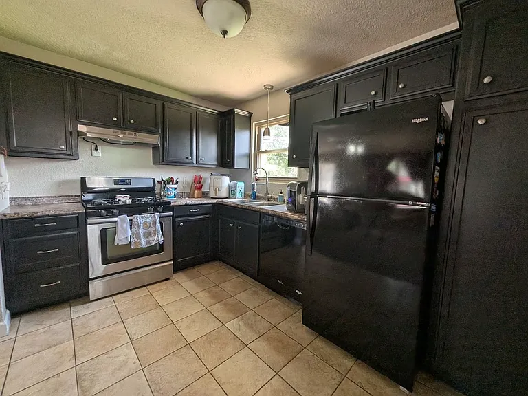 1235 Palm Dr — Photo 3
