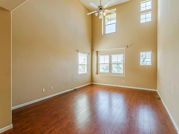 3rd image of 1010 Hudson Cir