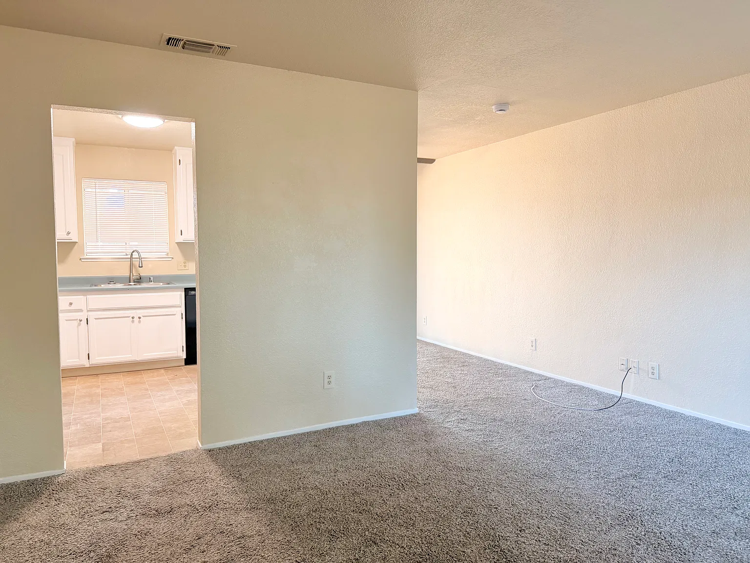 3 bed, 960 sqft, $2,195 — Photo 1