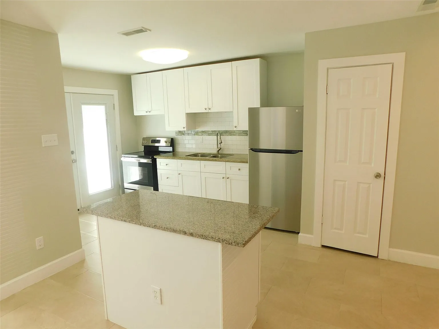 2 bed, 1.0 bath, 1140 sqft, $1,650 — Photo 4