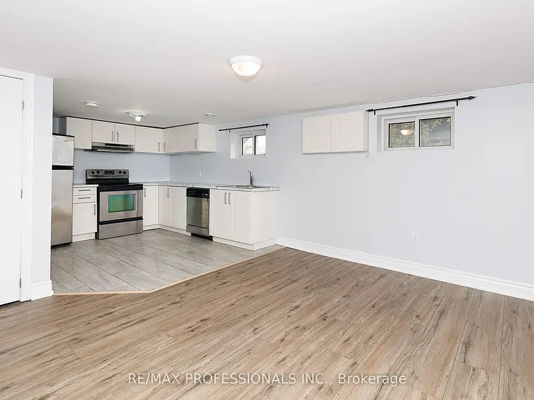 16 Nello St #BASEMENT — Photo 3