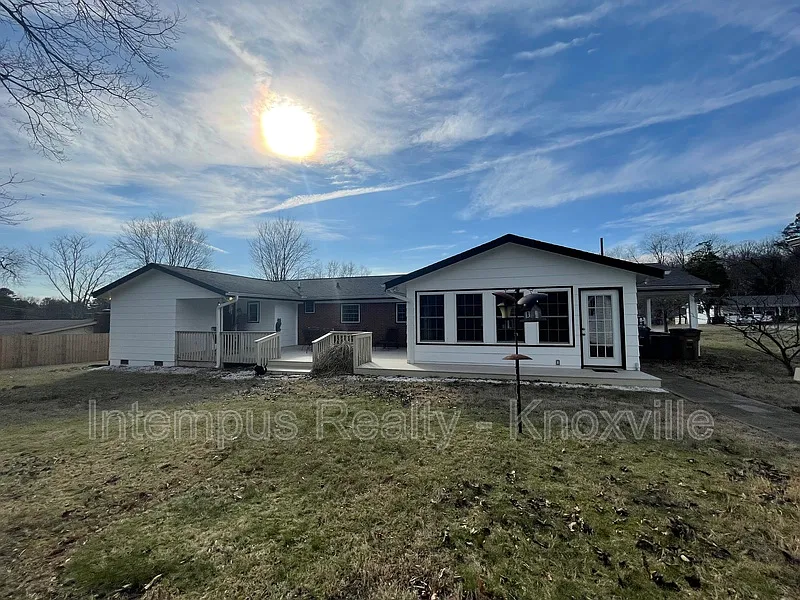 3 bed, 2.0 bath, 1776 sqft, $2,300 — Photo 4