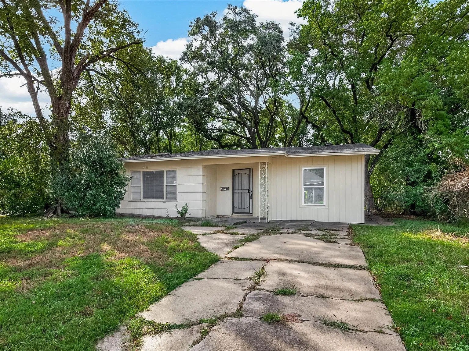 4 bed, 1.0 bath, 1156 sqft, $1,500 — Photo 1