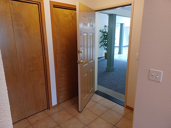4th image of 940 Mountain Meadows Cir
