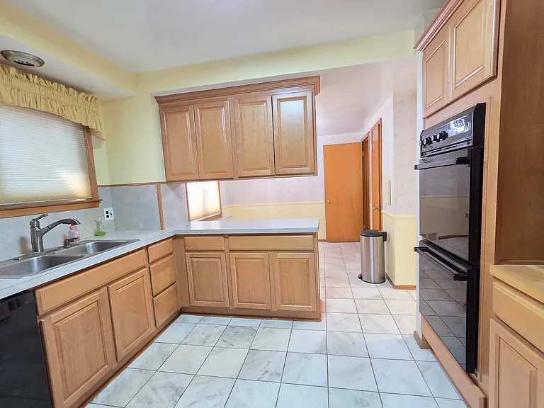 15915 Hilton St — Photo 5