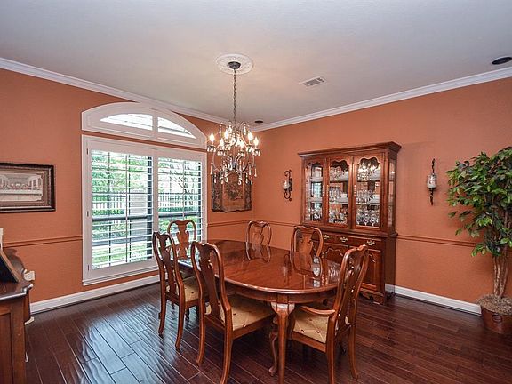4th image of 25 Queen Mary Ct