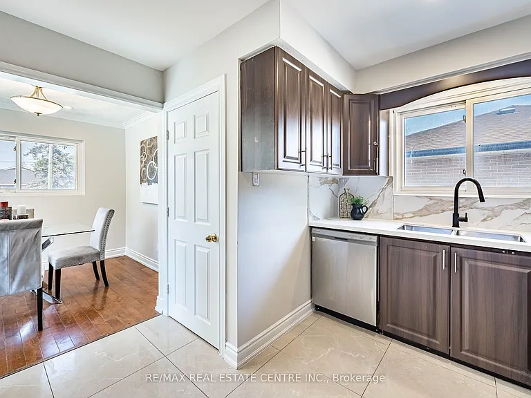 2 Milner Rd #MAIN FLOOR — Photo 22