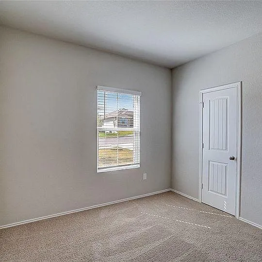 4 bed, 2351 sqft, $900 — Photo 4