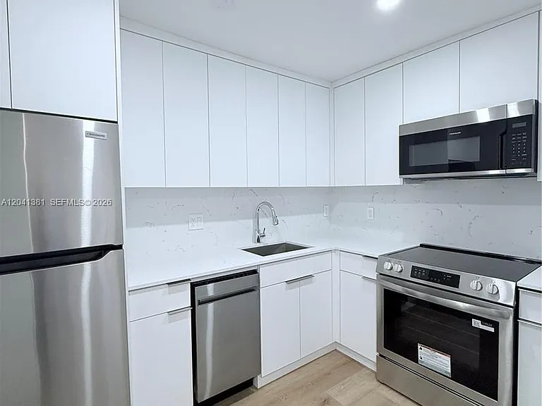 1900 Meridian Ave #403 — Photo 6