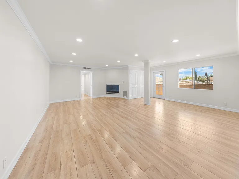 570 W Stocker St #216 — Photo 1